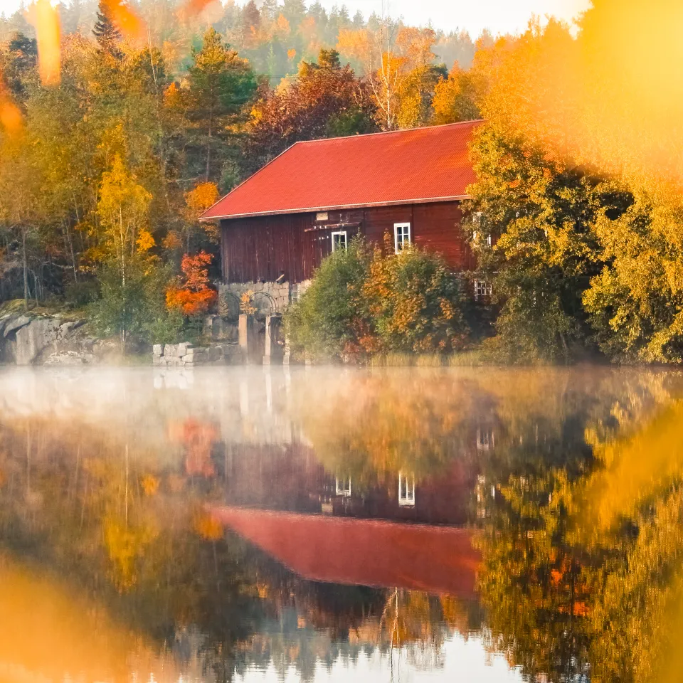 Rött hus vid vatten