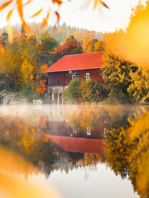 Rött hus vid vatten