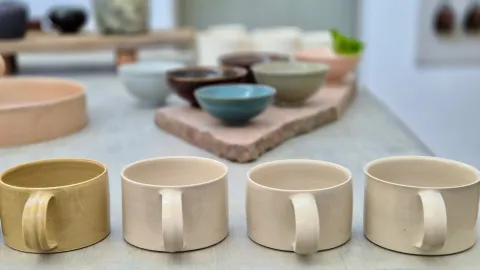 en grupp koppar på ett bord